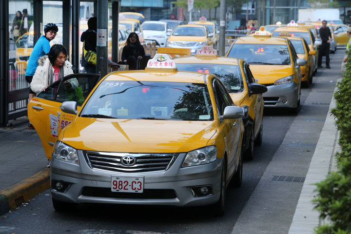 「Uber vs 小黃」誰勝出？PTT鄉民曝「關鍵點」高低秒判...柯P一句話神補槍：我笑了