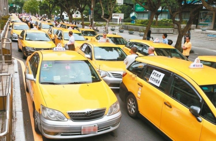 「Uber vs 小黃」誰勝出？PTT鄉民曝「關鍵點」高低秒判...柯P一句話神補槍：我笑了
