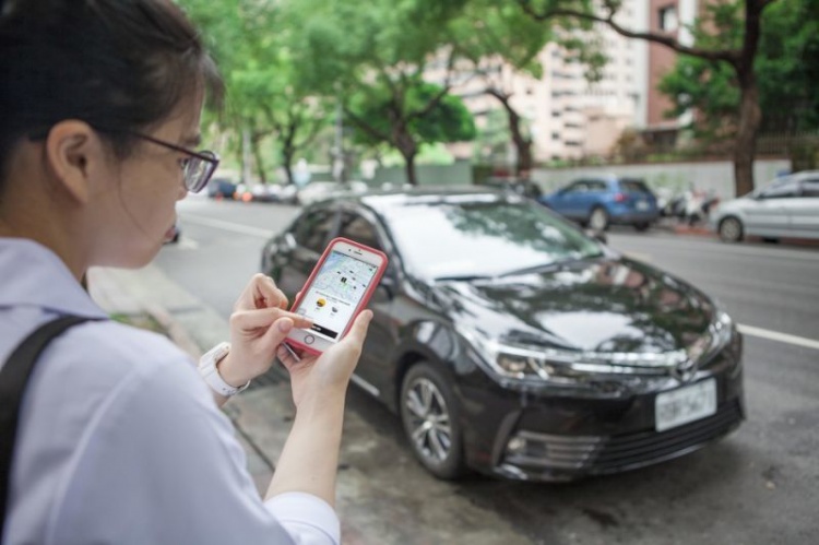 「Uber vs 小黃」誰勝出？PTT鄉民曝「關鍵點」高低秒判...柯P一句話神補槍：我笑了