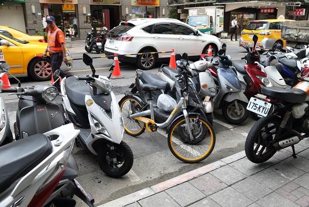 「Uber vs 小黃」誰勝出？PTT鄉民曝「關鍵點」高低秒判...柯P一句話神補槍：我笑了