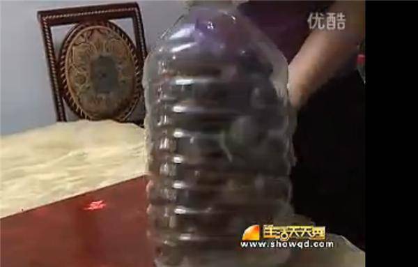 雞蛋是怎麼裝到油桶里去的？太有智慧了，不得不服！