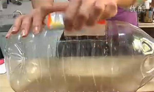 雞蛋是怎麼裝到油桶里去的？太有智慧了，不得不服！