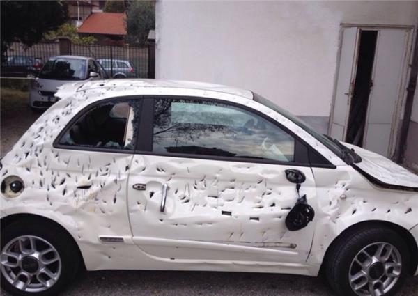 車主將剛買不久的新車停在路邊，第二天去取車時車子竟然變成了「馬蜂窩」！得知事情的緣由後，車主羞愧得無地自容....