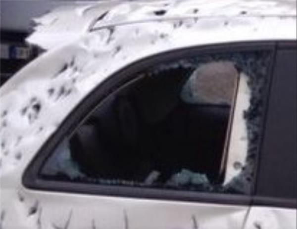 車主將剛買不久的新車停在路邊，第二天去取車時車子竟然變成了「馬蜂窩」！得知事情的緣由後，車主羞愧得無地自容....