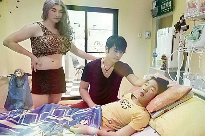 帥爸爸「為喚醒癱兒」每天用盡全力搞怪扮醜！有一天「兒子的奇蹟反應」讓他感動流涕