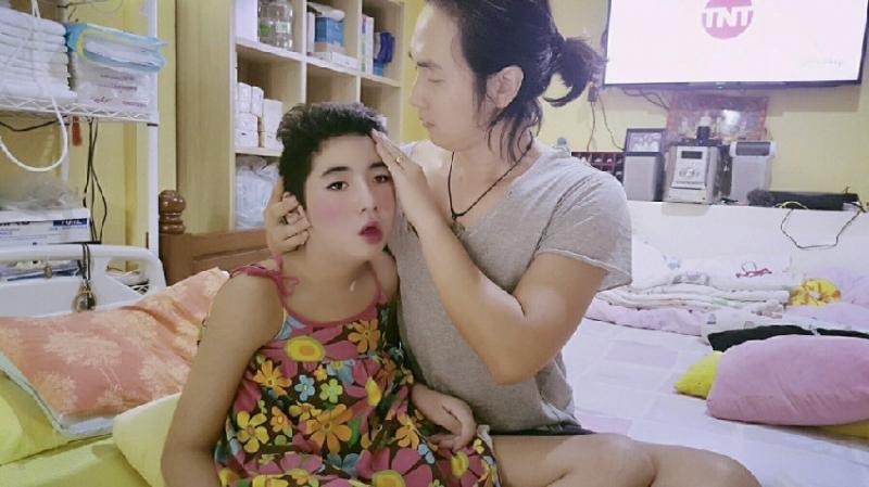 帥爸爸「為喚醒癱兒」每天用盡全力搞怪扮醜！有一天「兒子的奇蹟反應」讓他感動流涕