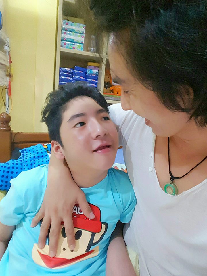 帥爸爸「為喚醒癱兒」每天用盡全力搞怪扮醜！有一天「兒子的奇蹟反應」讓他感動流涕