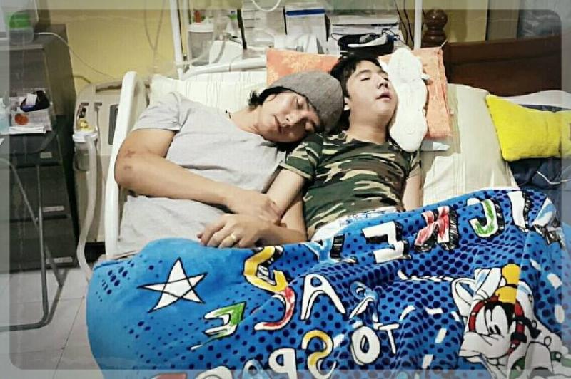 帥爸爸「為喚醒癱兒」每天用盡全力搞怪扮醜！有一天「兒子的奇蹟反應」讓他感動流涕