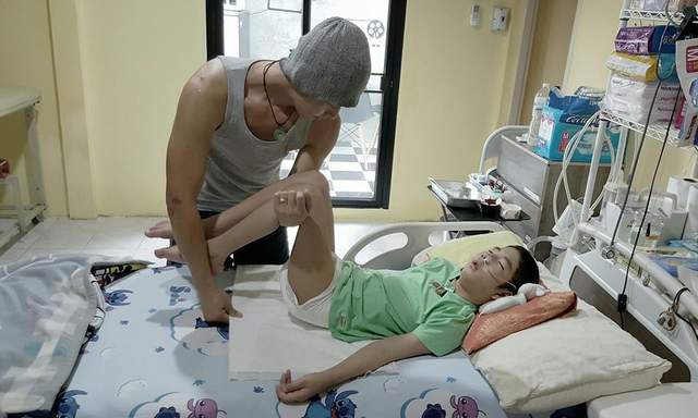 帥爸爸「為喚醒癱兒」每天用盡全力搞怪扮醜！有一天「兒子的奇蹟反應」讓他感動流涕