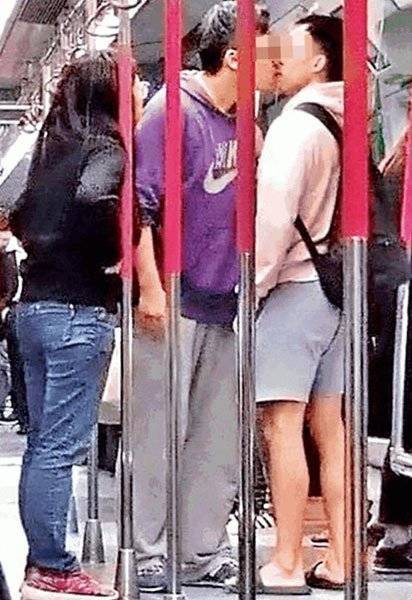 2男地鐵上相罵 忽然嘴對嘴相吻