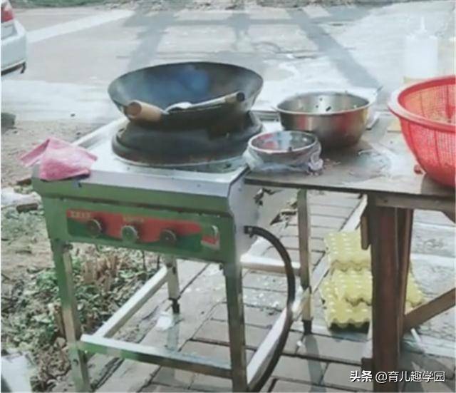 母親忙著賣食物賺生計，忙不過來的時候就會將嬰兒放進小吃車下面的櫃子裡，引網友爭議！