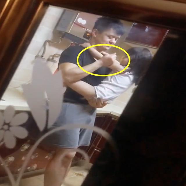 回家找不到父女倆！順著聲音「到廚房一看」媽媽頓時無法淡定了！