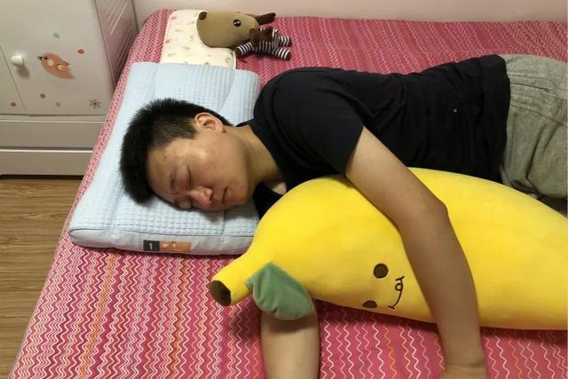 枕頭用錯傷頸椎，3 步教你選個好枕頭
