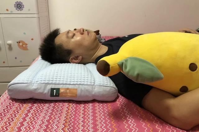 枕頭用錯傷頸椎，3 步教你選個好枕頭
