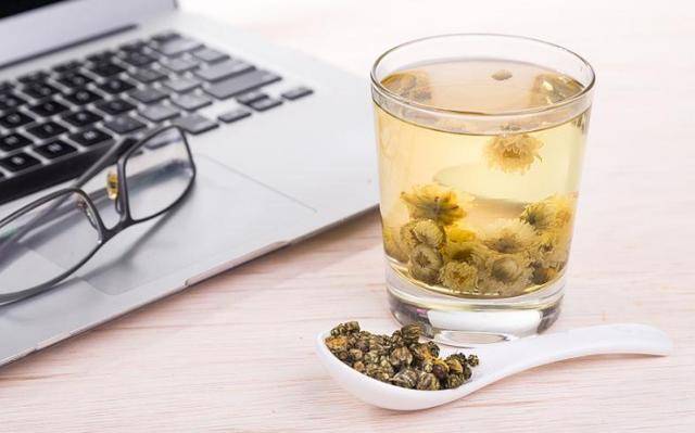 胡先生今年47歲，尿酸560，並發「腎衰竭」離世，醫生提醒：早起有3個現象，小心病發"腎臟疾病"，千萬別忽視