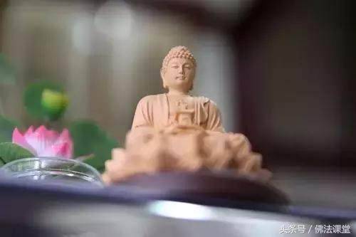 坐在床上或躺著念佛可以嗎？會不會有不好的果報？