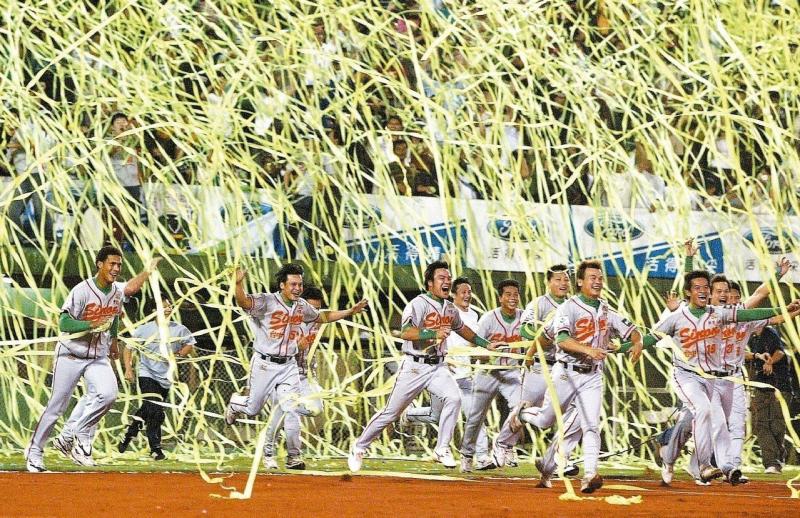 中職16年／牛隊2連霸 史上最久開幕戰拖了101天