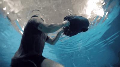 搭船突落水！男子想起「海豹部隊絕招」　解褲帶漂3小時獲救 