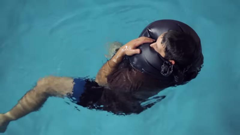 搭船突落水！男子想起「海豹部隊絕招」　解褲帶漂3小時獲救 