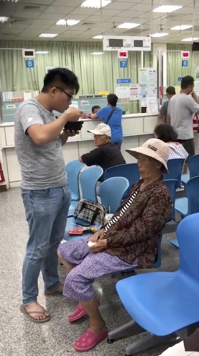 好孝順！乖孫「一口一口吹涼」，溫柔喂生病阿嬤吃粥！網友讚爆：「很難得的畫面！」 