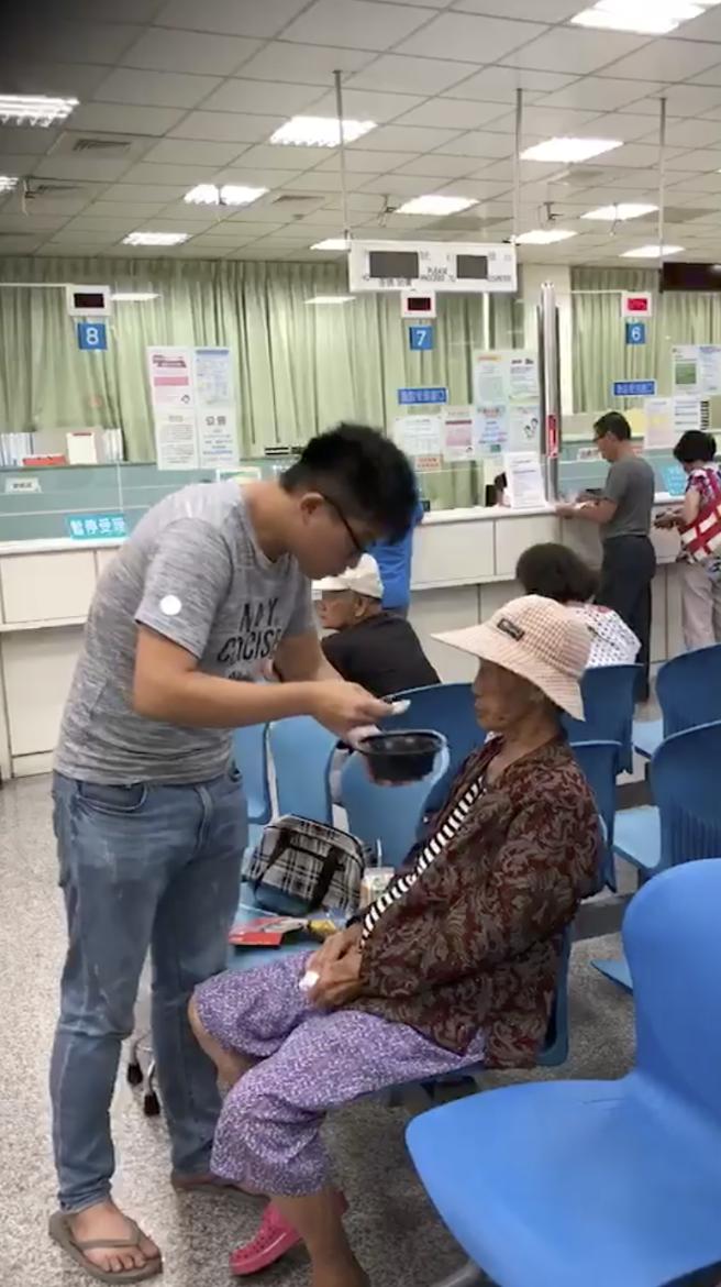 好孝順！乖孫「一口一口吹涼」，溫柔喂生病阿嬤吃粥！網友讚爆：「很難得的畫面！」 