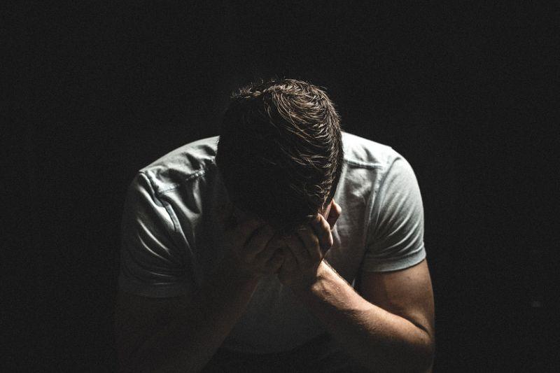 同事加班！他準時下班被排擠…慘離職