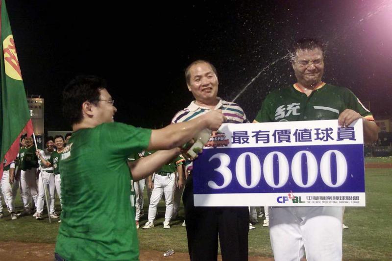 中職11年／羅敏卿6轟助獅奪冠 台北球場成歷史