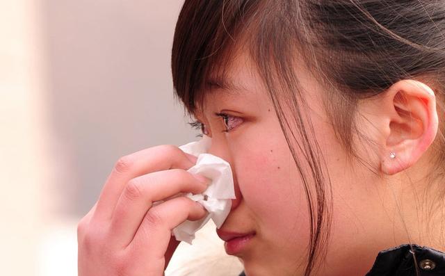 老公死後女子守寡7年，突然看到個長得像老公的小孩，跟過去愣了