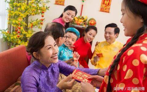離婚三年，我帶著老公女兒回娘家，前婆婆看到我們，愣在原地