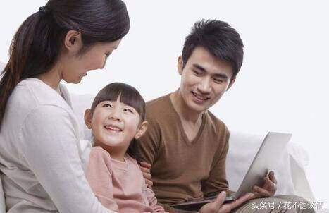 離婚三年，我帶著老公女兒回娘家，前婆婆看到我們，愣在原地