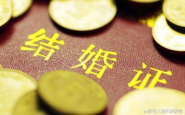 離婚三年，我帶著老公女兒回娘家，前婆婆看到我們，愣在原地