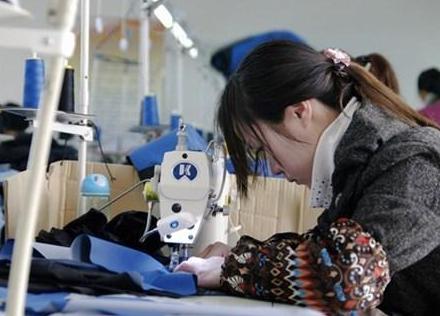 我和哥哥各得一半拆遷款，哥哥買婚房錢不夠，我把錢取給他時愣了