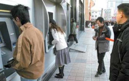 我和哥哥各得一半拆遷款，哥哥買婚房錢不夠，我把錢取給他時愣了