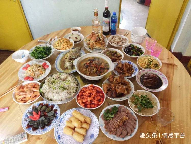 年夜飯的魚醋放多了，被老公扇耳光，含淚下樓手機忘拿，返回蒙圈