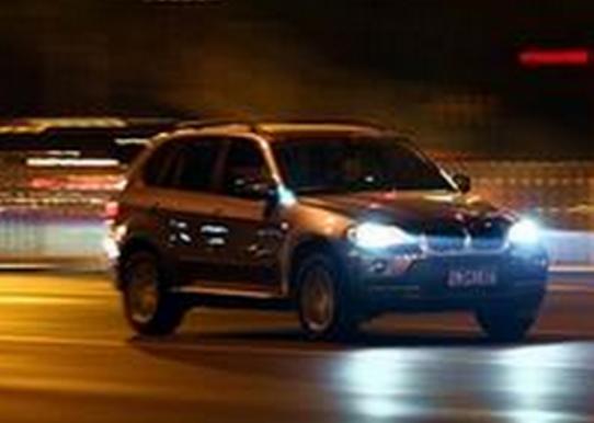 爸爸去世後，兒子連夜開車趕回家，半夜聽到爸爸說：兒啊，慢點開