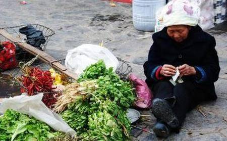 兒子買兩條魚去看母親，妻子不讓給錢，兒走後，母親去洗魚哭了