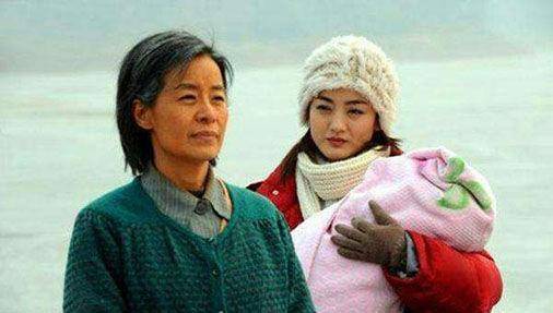 兒子買兩條魚去看母親，妻子不讓給錢，兒走後，母親去洗魚哭了