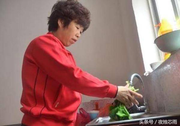 兒子買兩條魚去看母親，妻子不讓給錢，兒走後，母親去洗魚哭了