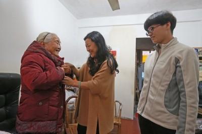 去城裡過年，兒媳給我買了件三千元棉襖，孫女的話讓我如墜冰窟