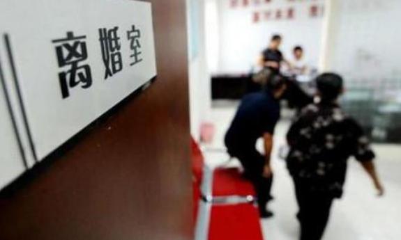 離婚我放棄女兒撫養權選房子，一年後前公公來送女兒，他哭紅了眼