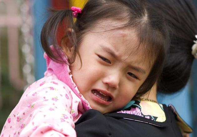 離婚我放棄女兒撫養權選房子，一年後前公公來送女兒，他哭紅了眼