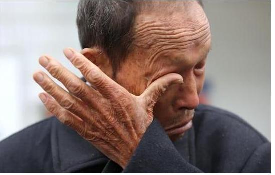母親身患癌症爺爺家的人不管，外公出錢相救，如今我用三十萬報恩