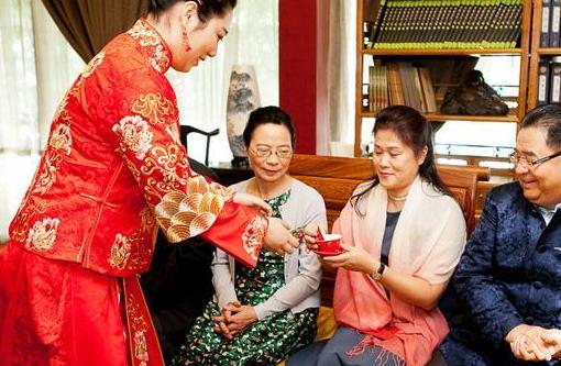 結婚時母親和婆婆各送我一個紅包，拆開後，我趕走了母親