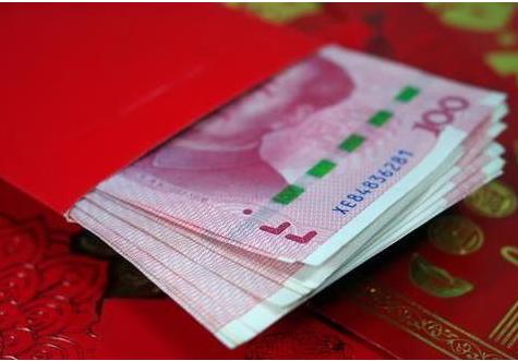 結婚時母親和婆婆各送我一個紅包，拆開後，我趕走了母親