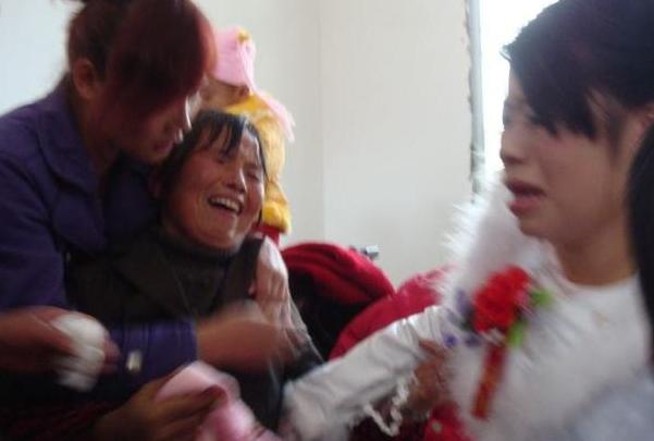 父親去看遠嫁女兒，女兒發現父親不對勁，送走他次日噩耗就傳來了