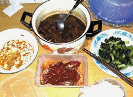 老婆保管工資卡，中秋節爸來送月餅，看到餐桌上的飯菜，我想離婚