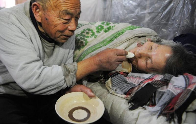 26年寸步不離！72歲老人常伴病妻，天天「餵食+洗尿布」…網淚：愛情最美的樣子！