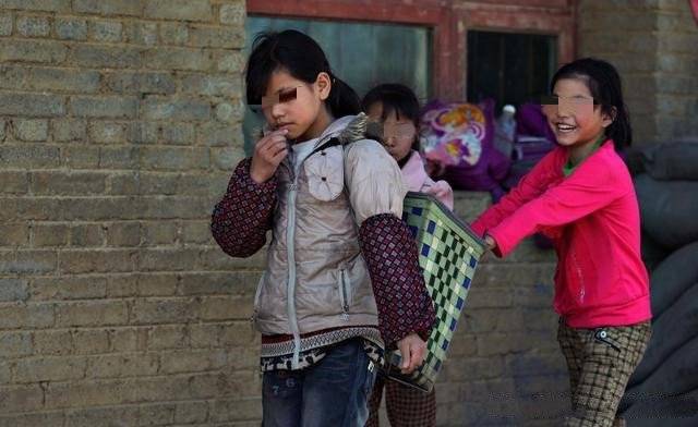 我帶6歲女兒再婚，每次一出差她就大哭，我偷偷查看監控火冒三丈