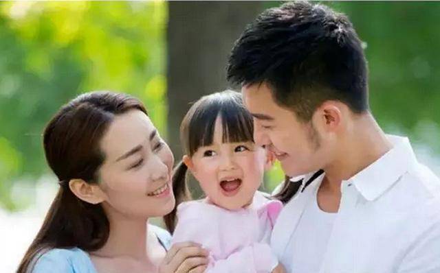 我帶6歲女兒再婚，每次一出差她就大哭，我偷偷查看監控火冒三丈