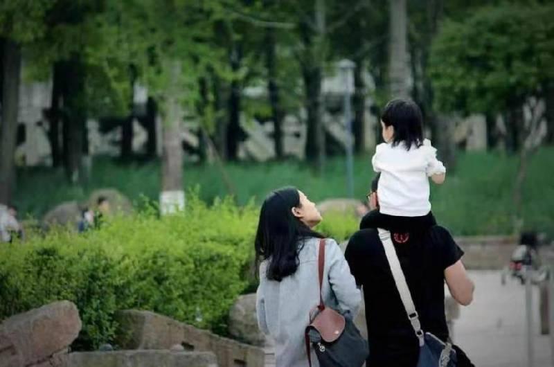 我帶6歲女兒再婚，每次一出差她就大哭，我偷偷查看監控火冒三丈